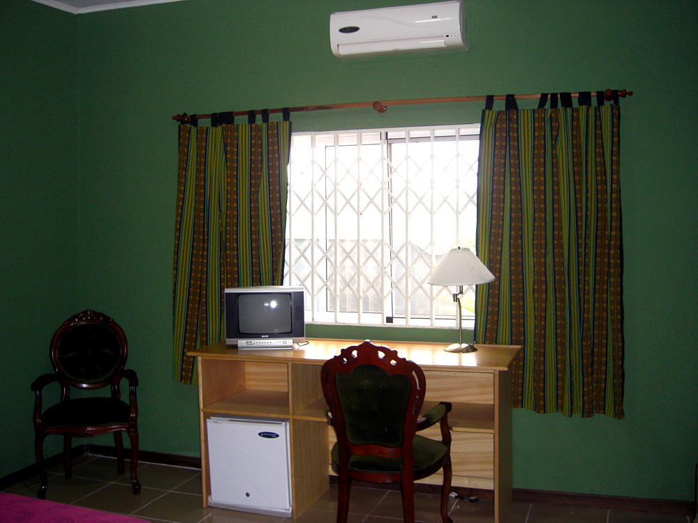 Jamaica Inn Guest House Botianaw Bilik gambar