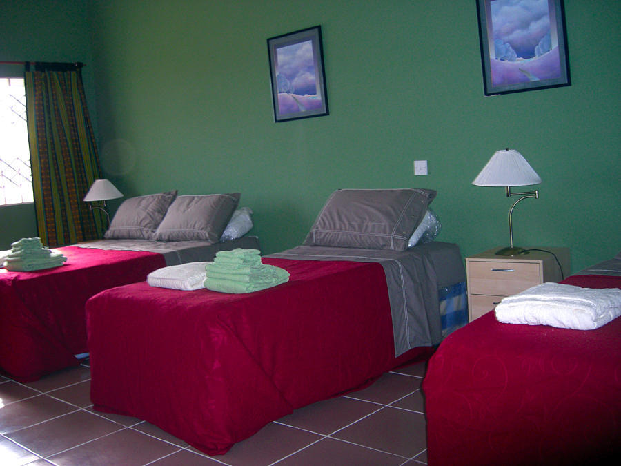 Jamaica Inn Guest House Botianaw Bilik gambar