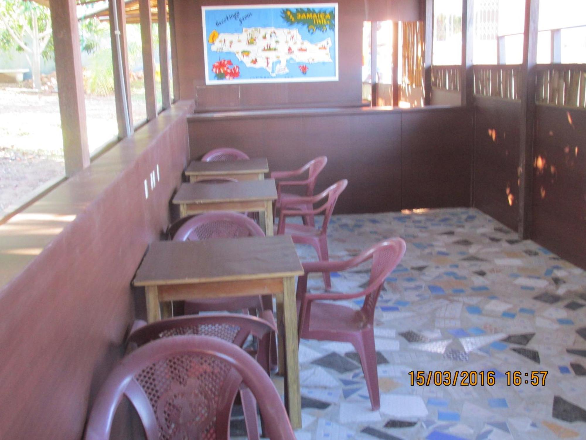 Jamaica Inn Guest House Botianaw Luaran gambar