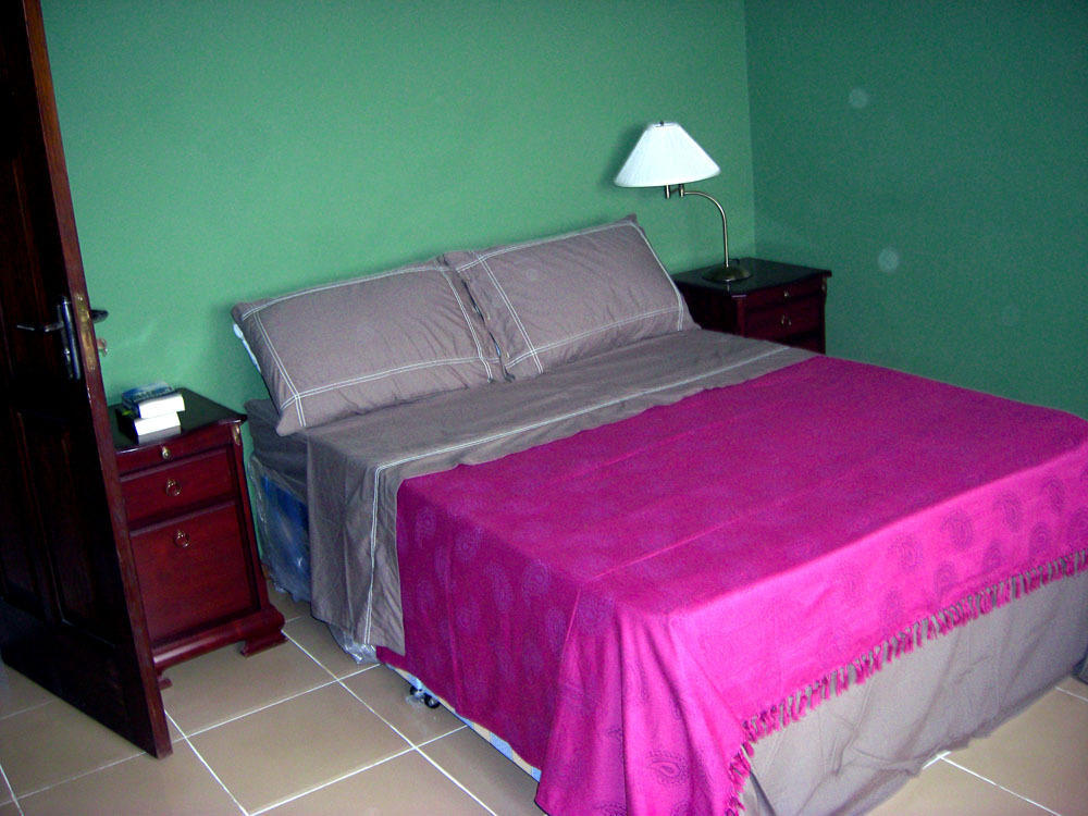 Jamaica Inn Guest House Botianaw Bilik gambar